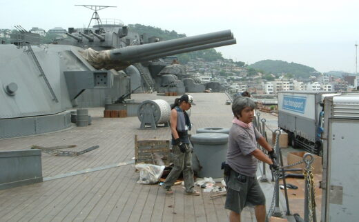 【京都から広島県へのチャーター便輸送】2005年公開「男たちの大和/ＹＡＭＡＴＯ」の撮影で使われた、戦艦大和のセットの砲台輸送